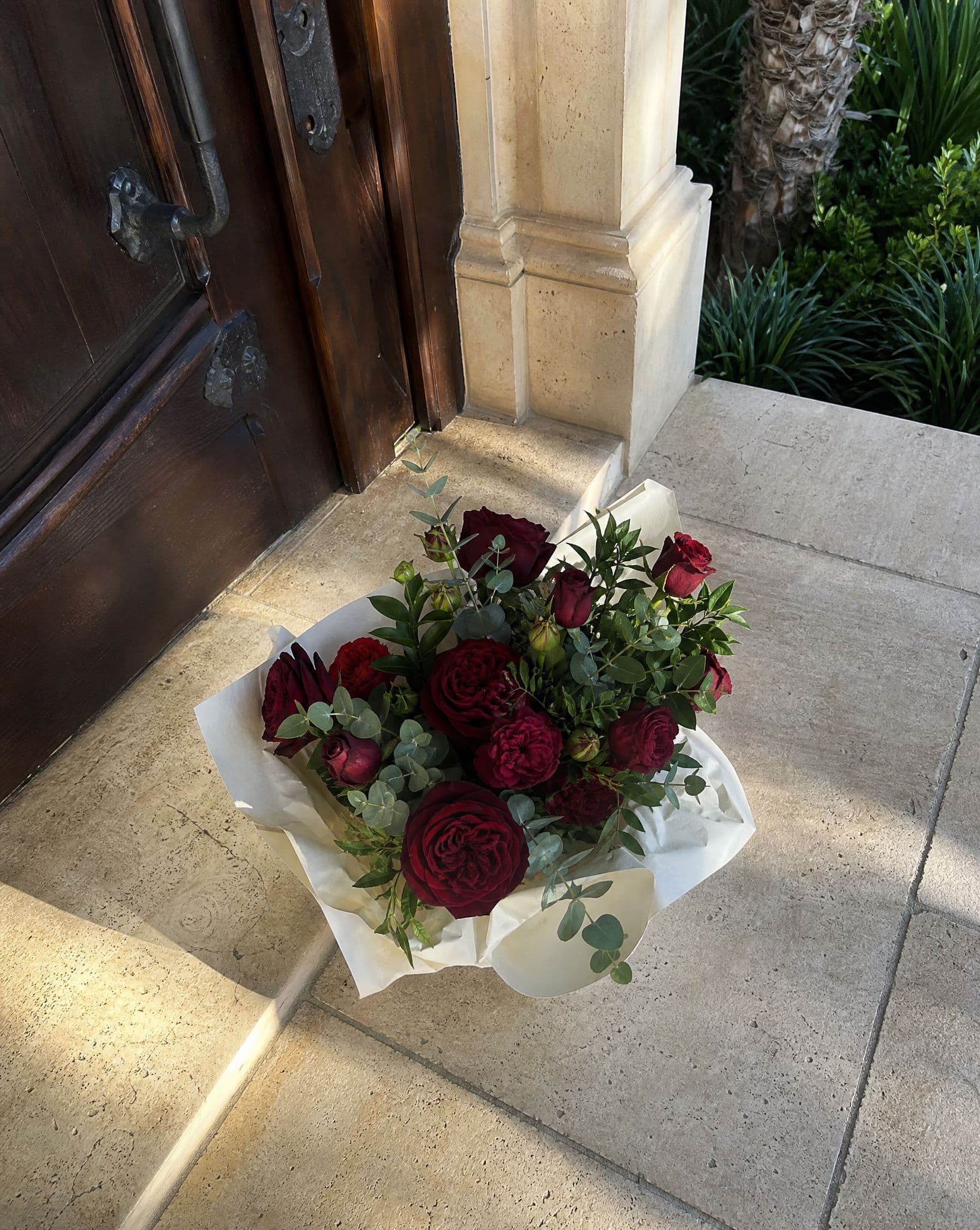 The arrangement at the door