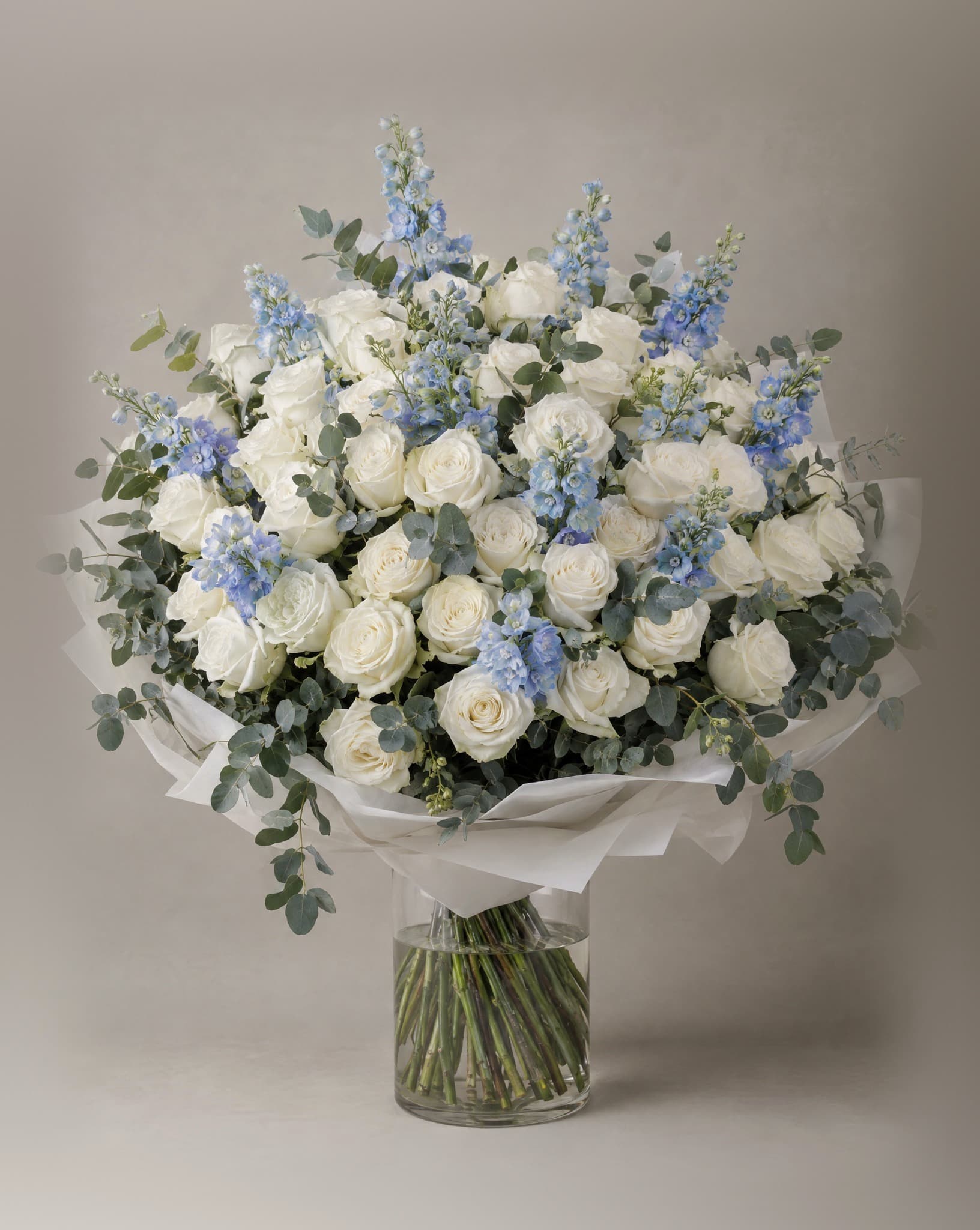 The Crandon, rosas blancas y delphinium azul, tamaño Lujo