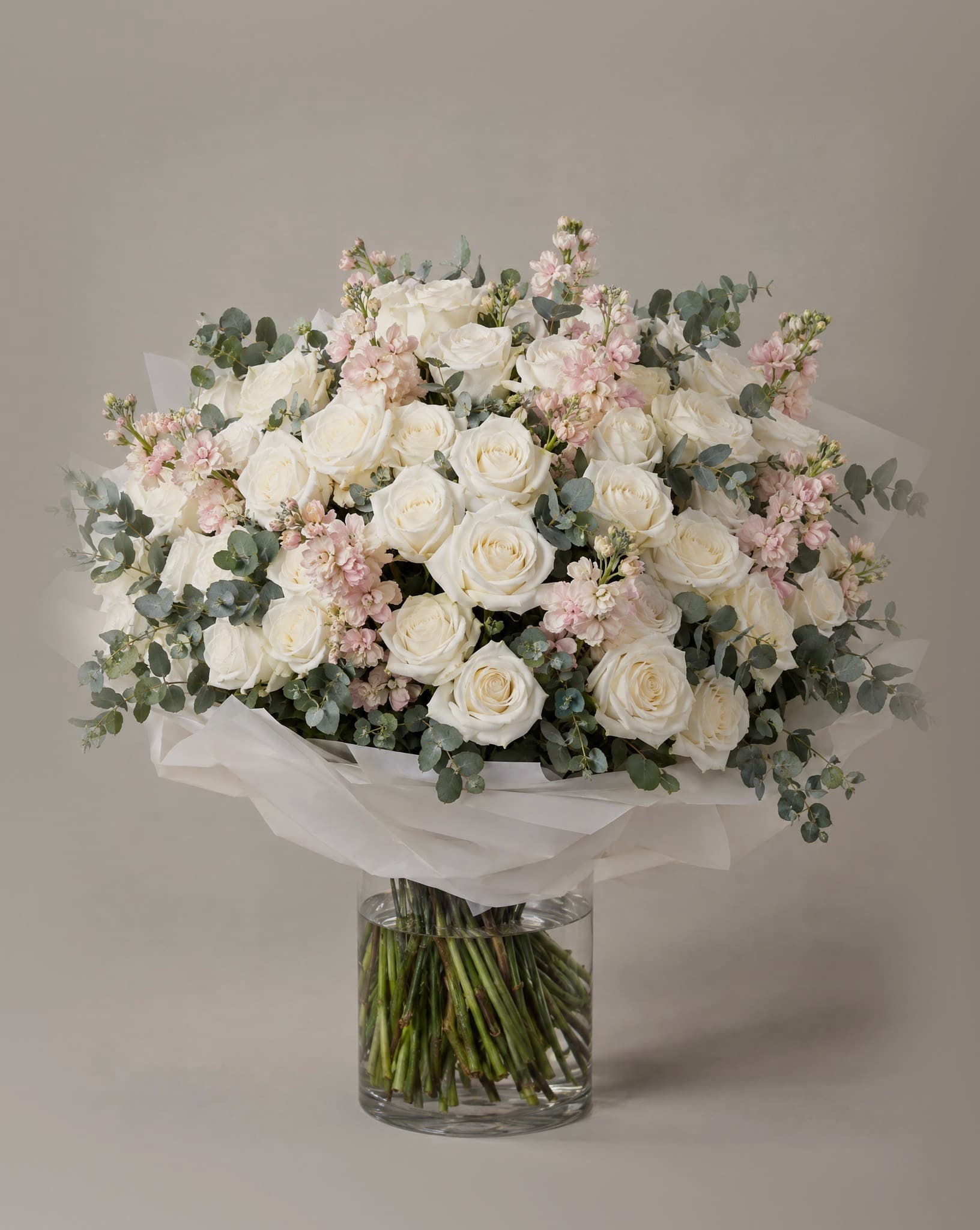 The Flamingo, rosas blancas y alelí rosado, tamaño Lujo
